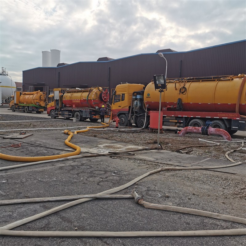 总口管理区污水池清理