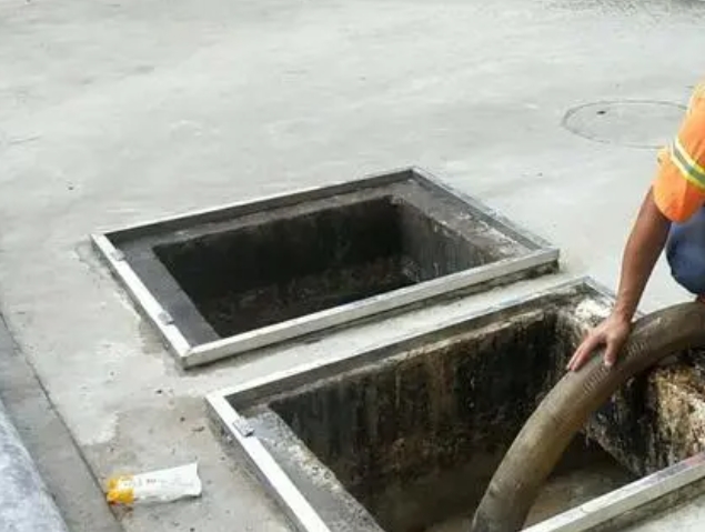 总口管理区化粪池清理